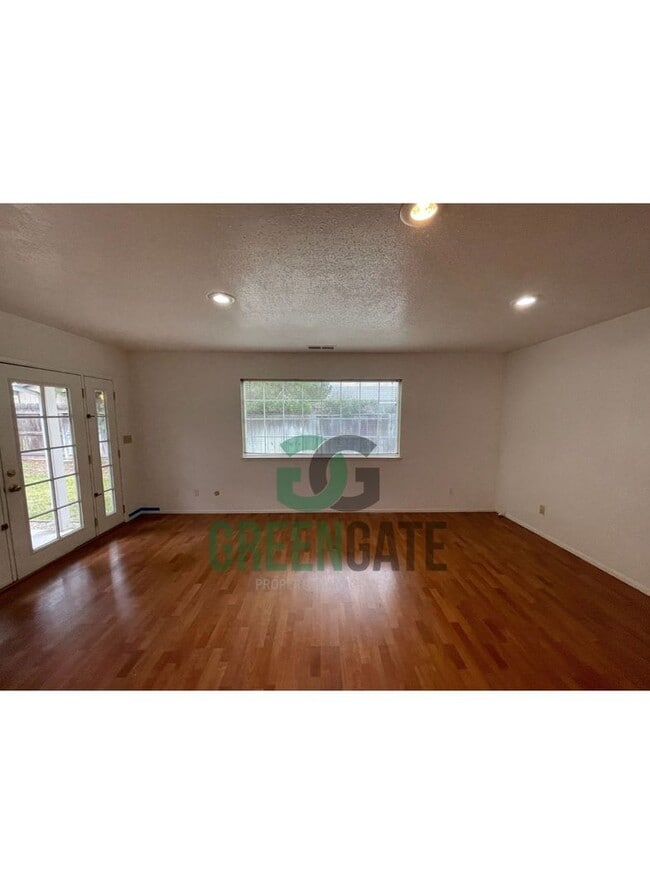 Building Photo - Spacious 4Bedroom 2Bath AVAILABLE NOW in Modesto!!