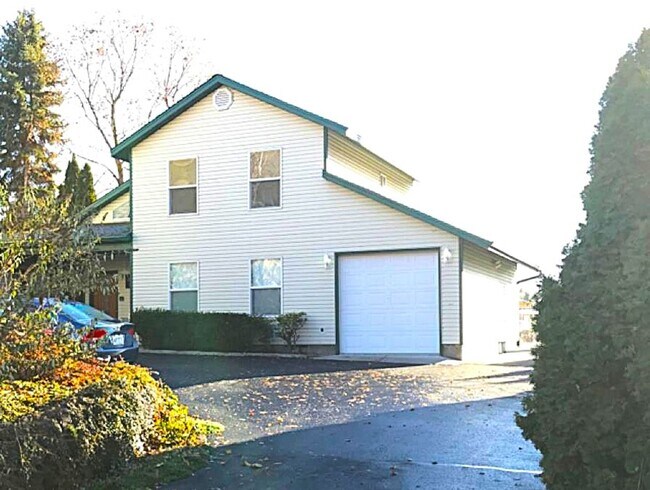 Building Photo - 309 River St