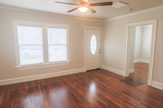 Building Photo - UPDATED & REMODELED 2 Bed 1 bath property ...