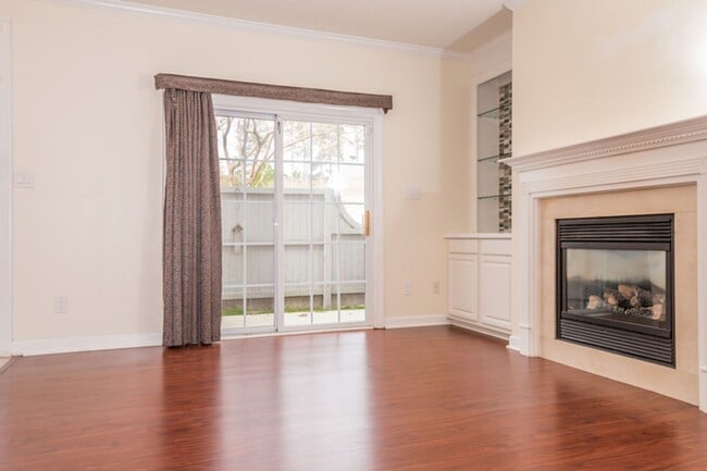 Building Photo - Beautiful Condo in Virginia Beach