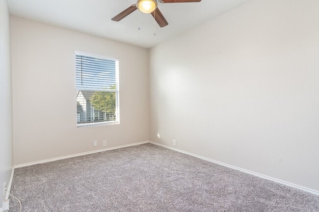 Building Photo - 815 Carlton Rd