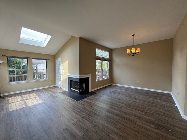 Building Photo - Beautiful And Spacious 3 Bed 3 Bath End Un...