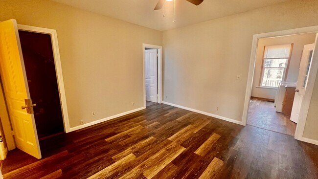 Building Photo - Ginormous 6 Bed Single Family Home | Main Level Laundry | Appliances Included | Rear Deck & Front...