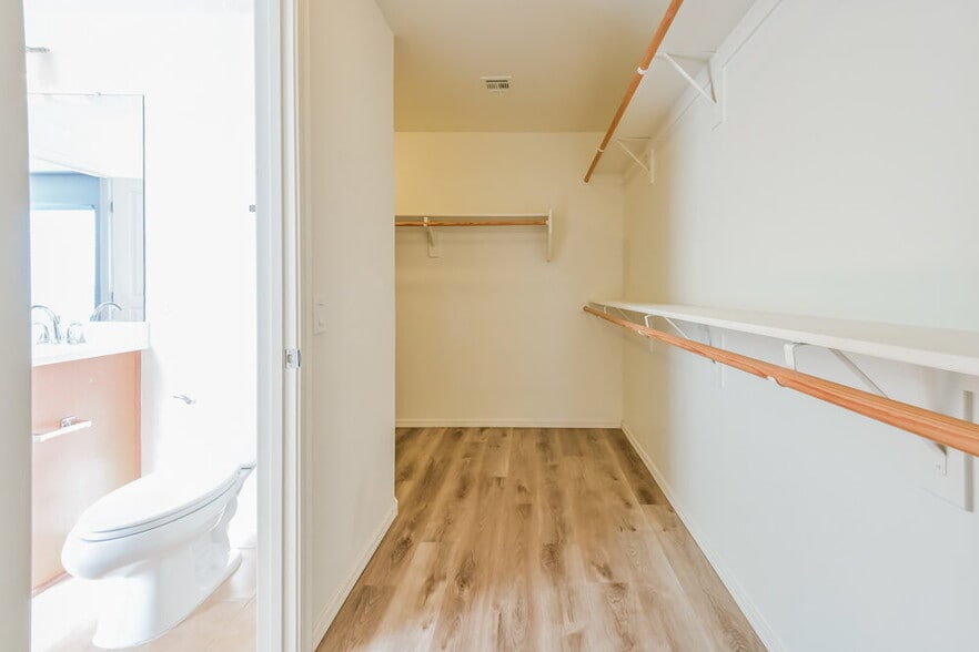 Building Photo - 28779 N Spur Dr