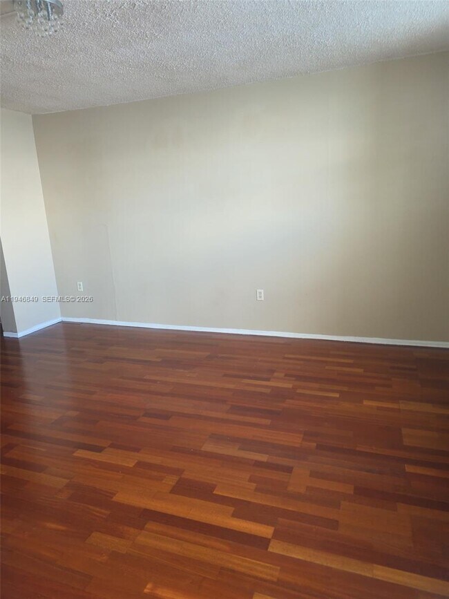 Building Photo - 1075 NE Miami Gardens Dr