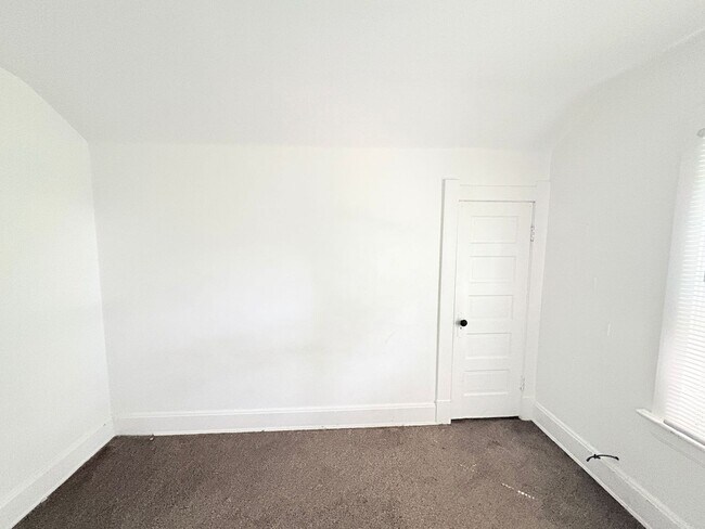 Building Photo - 1809 Oakwood Ave
