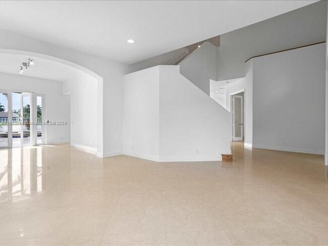 Building Photo - 926 Marina Dr