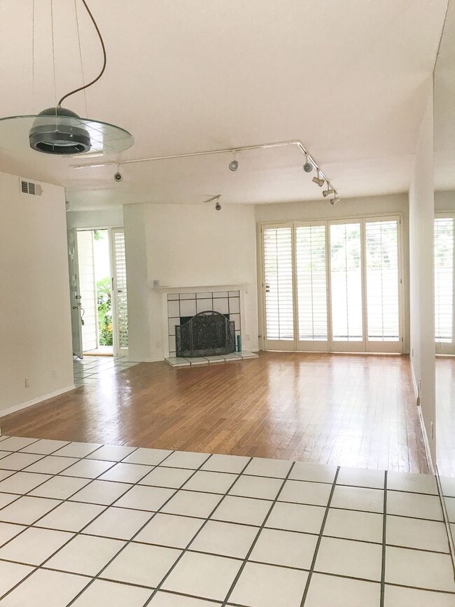 Building Photo - 3 Bedroom 2.5 bath Townhome