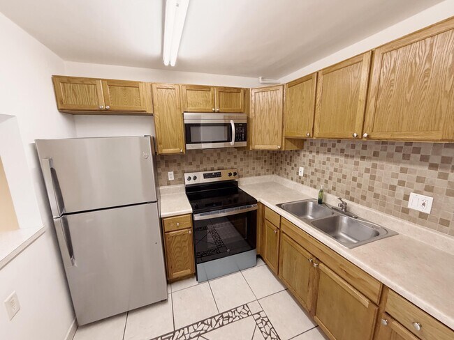 Building Photo - 600 Village Green Ct