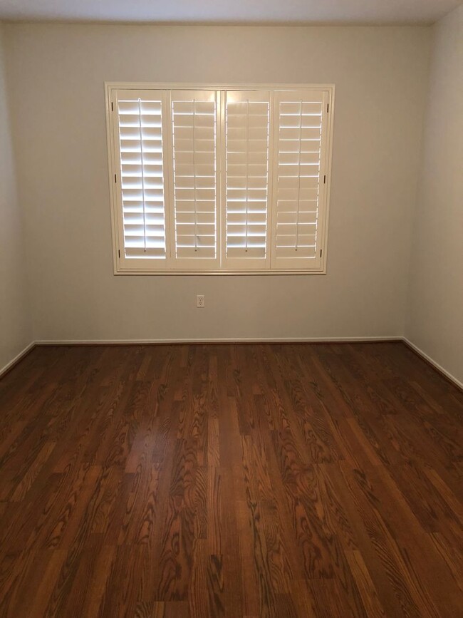 Building Photo - Charming Upper End Unit 2 Bed 2 Bath Condo