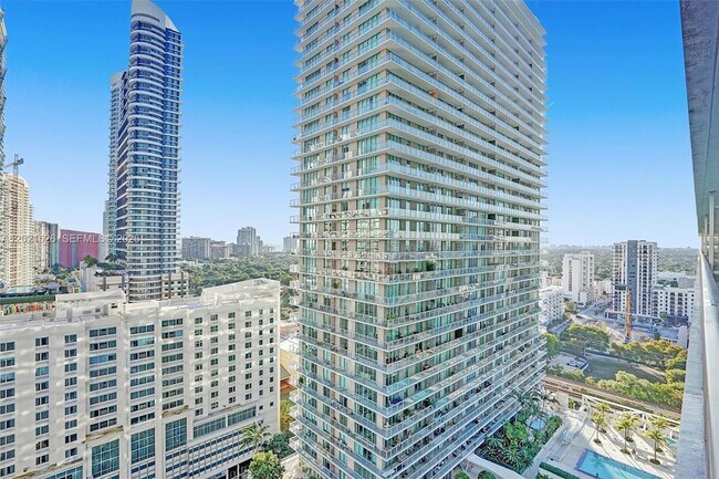 Building Photo - 1111 SW 1st Ave