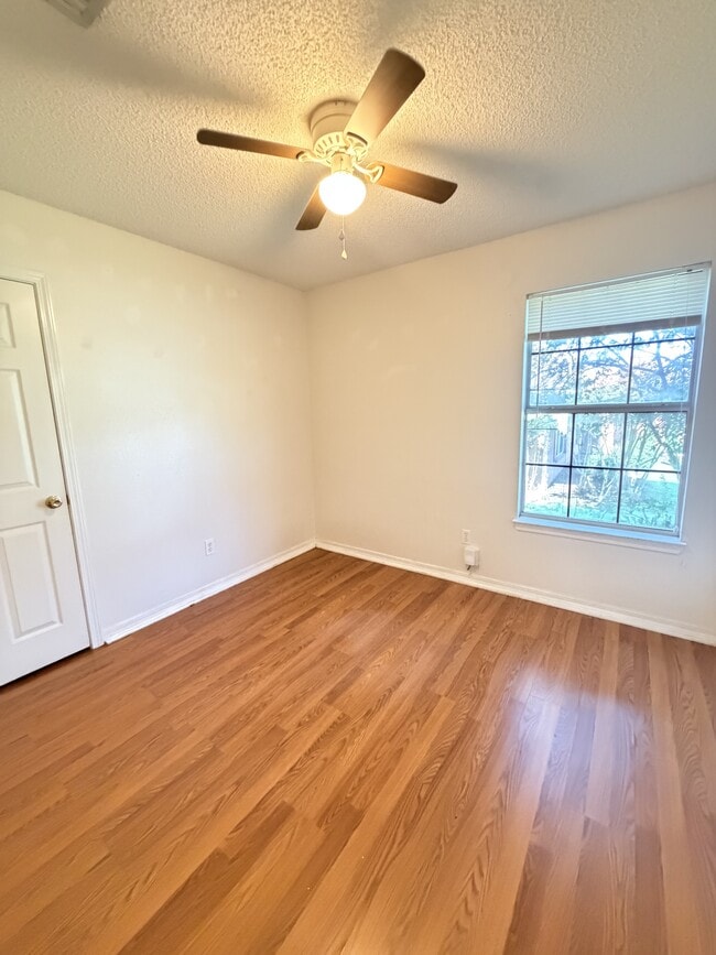Building Photo - 6585 Eagle Crest Dr