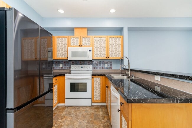 Building Photo - Available Now – Spacious 3-Bedroom Townhom...