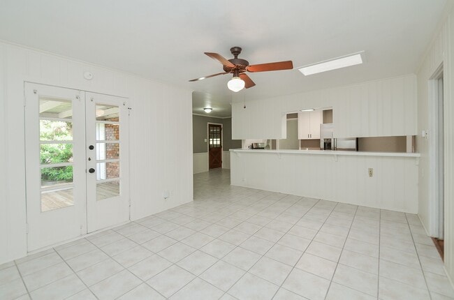 Building Photo - 9817 Cedardale Dr
