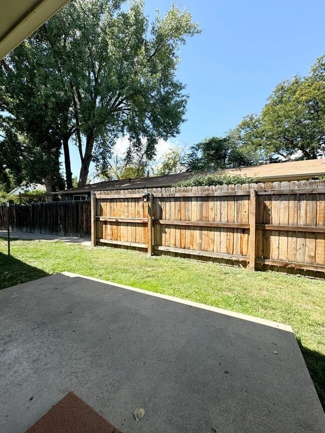 Building Photo - GREAT LOCATION! 2Bed, 1 Bath Bright and Sp...