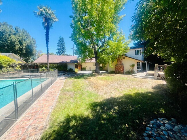Building Photo - Unique 3 Bed + 2 Bath Los Altos Home - Spa...
