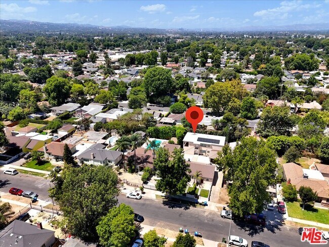 Building Photo - 6913 Encino Ave