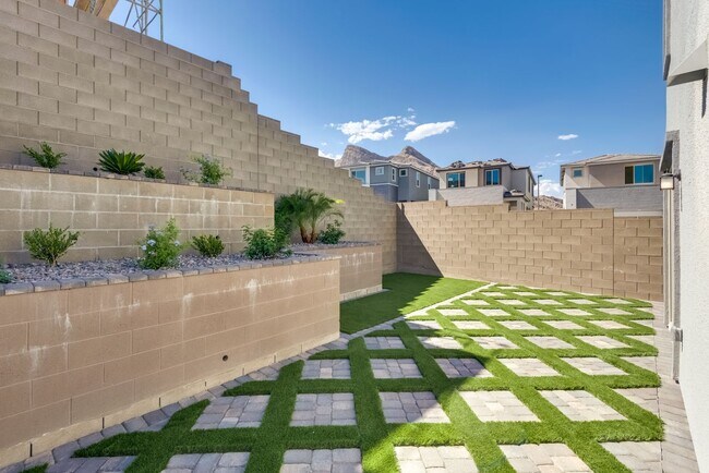 Building Photo - Highly upgraded, spacious, 4 bedroom home ...