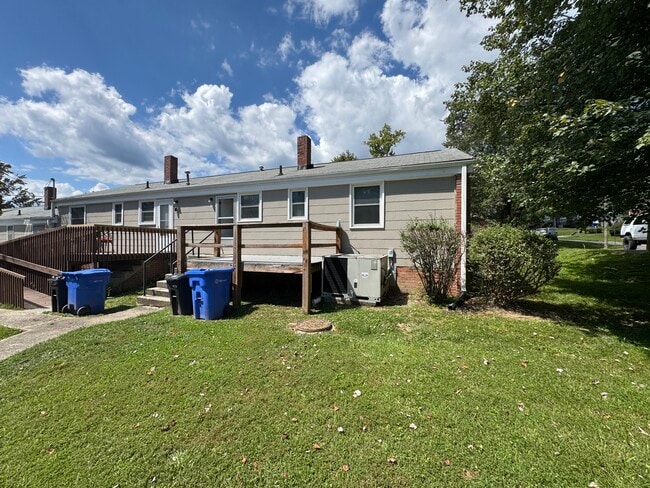Building Photo - 61 Trowbridge Ln