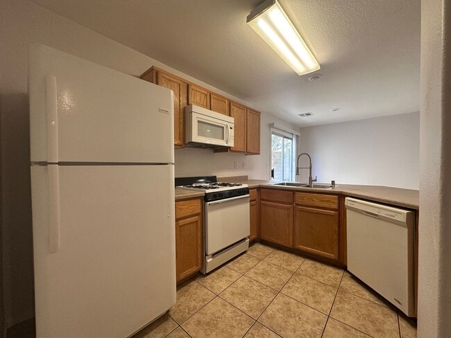 Building Photo - 3 bed house with new laminate flooring and fresh paint!