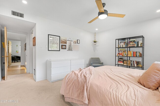 Building Photo - 1021 W Las Palmaritas Dr