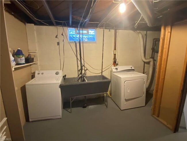 Building Photo - 1181 Hilltop Dr