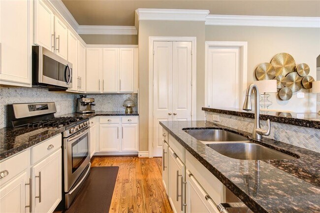 Building Photo - 1110 Sherwood Trail