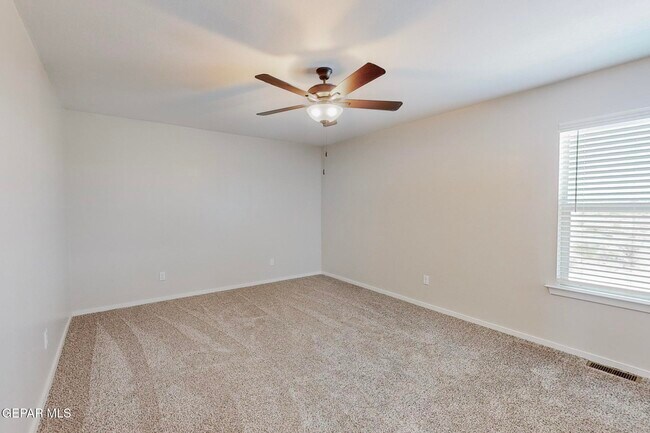 Building Photo - 516 Logwood Ave