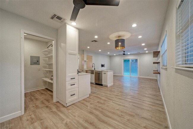 Building Photo - 6811 Miranda Dr