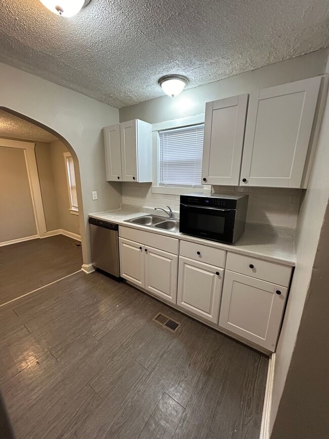 Building Photo - Available Now! RENT SPECIAL!! 3 Bed 1 Bath...