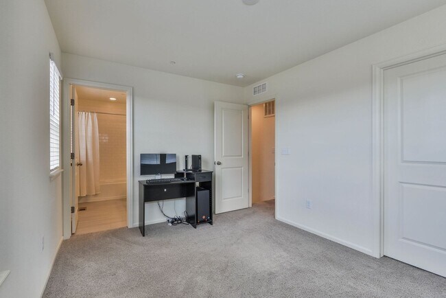 Building Photo - Beautiful 2-Bedroom, 2.5-Bath Townhome in ...