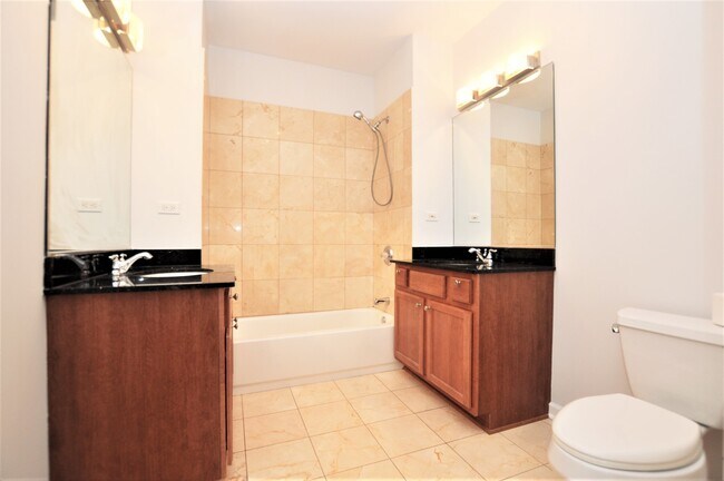 Building Photo - 3000 W Lawrence Ave