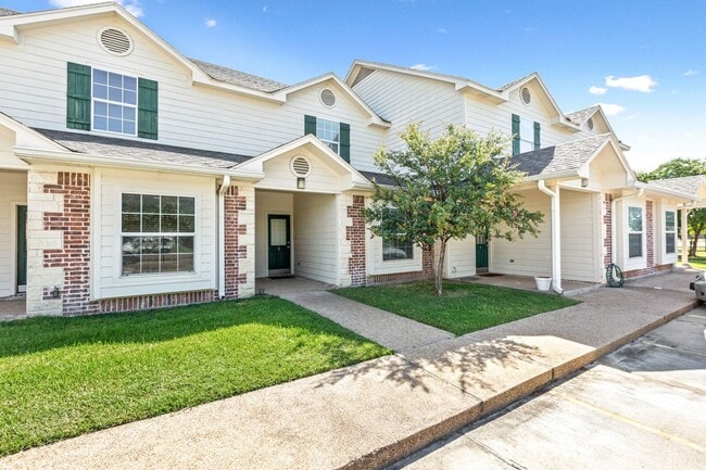 Building Photo - 3 Bedroom 3 Bath gated community in Baylor Bubble