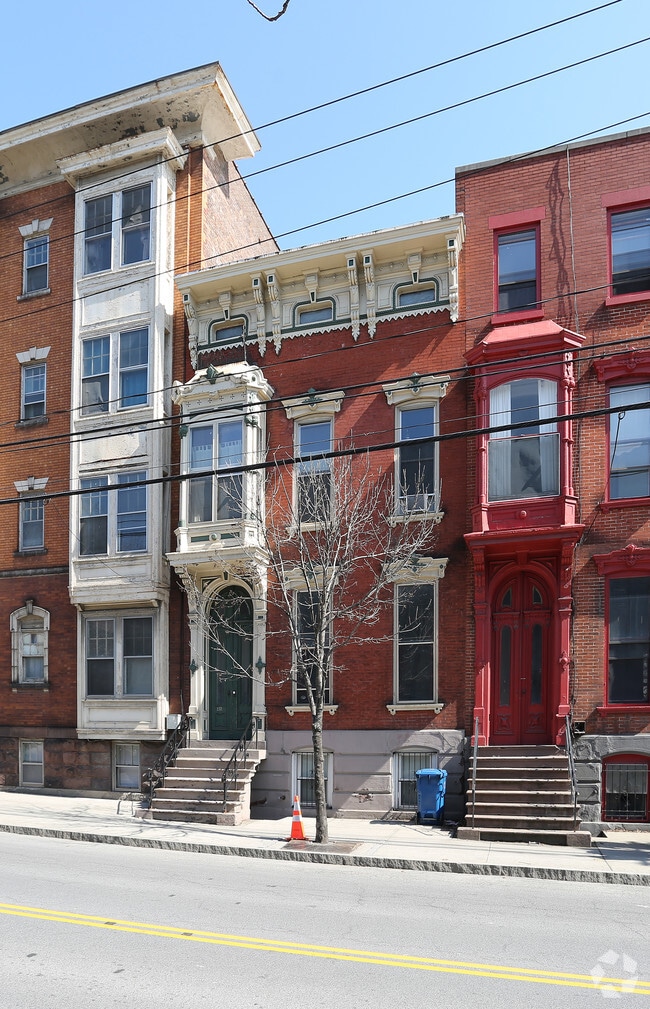 Building Photo - 232 Lark St