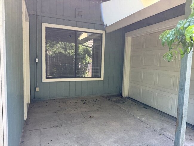 Building Photo - Modern 4 Bedroom 3 Car Garage Dixon *Star ...