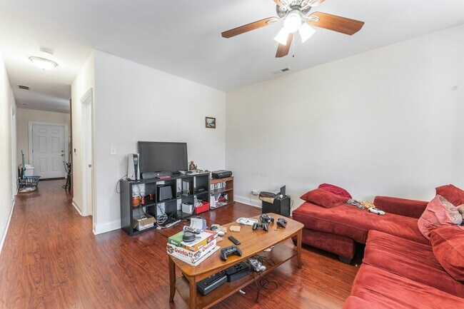 Building Photo - 2912 N Ridgeway Ave