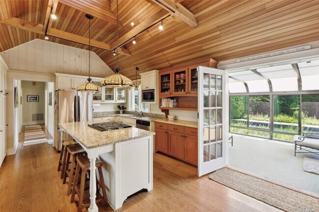 Building Photo - 695 Main St