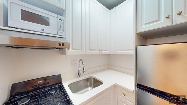 Building Photo - 440 E 78th St
