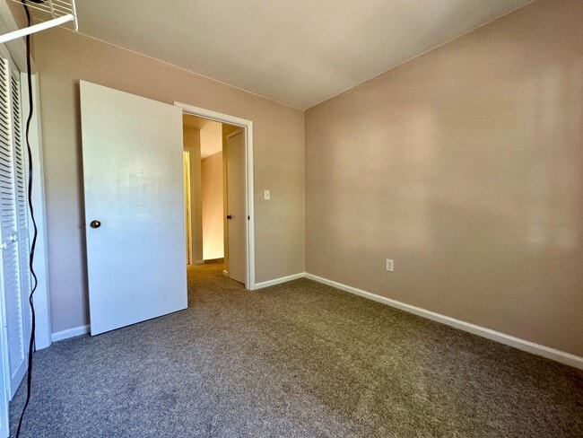 Building Photo - Comfortable Townhome in a Haymarket Square Community