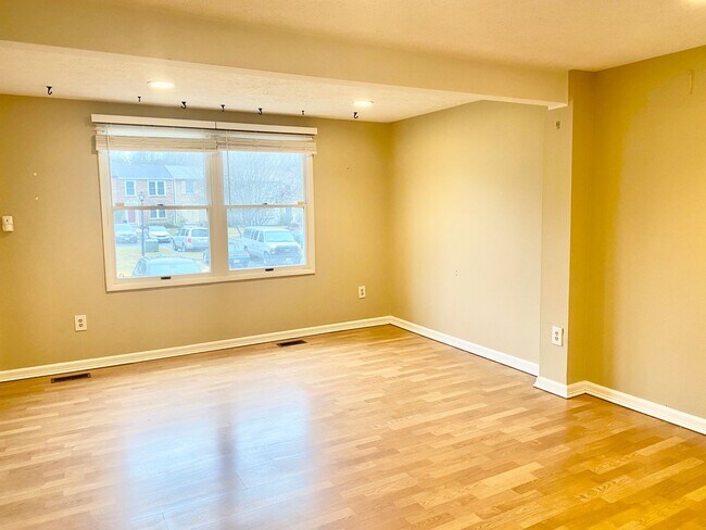 Building Photo - 3 Bedrooms Plus 2 Bonus Rooms!!! 2.5 Baths...