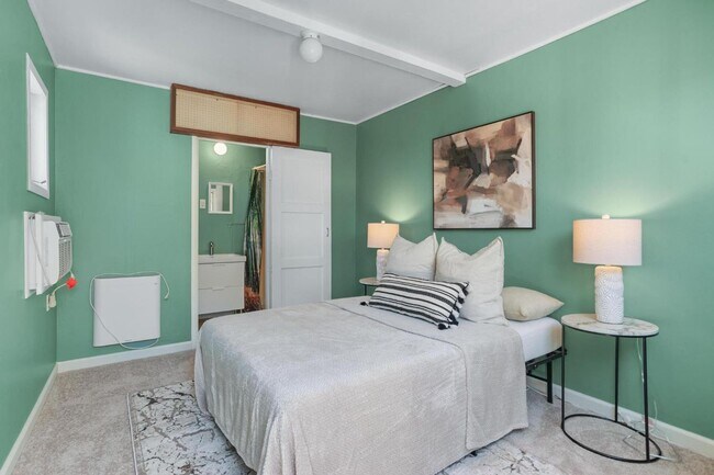Building Photo - Charming Mid-Century Home with Detached St...