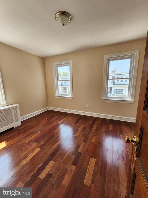 Building Photo - 419 W Grange Ave