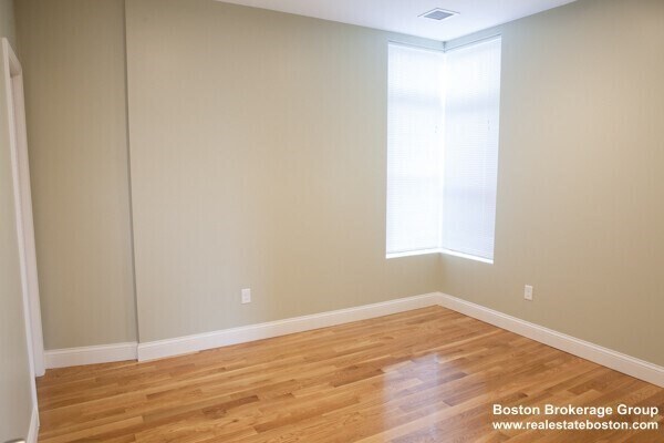 Building Photo - 10 Roxbury St