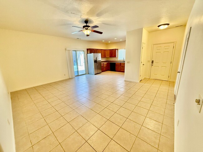 Building Photo - Spacious & Sunny Home in Quiet Hurricane N...