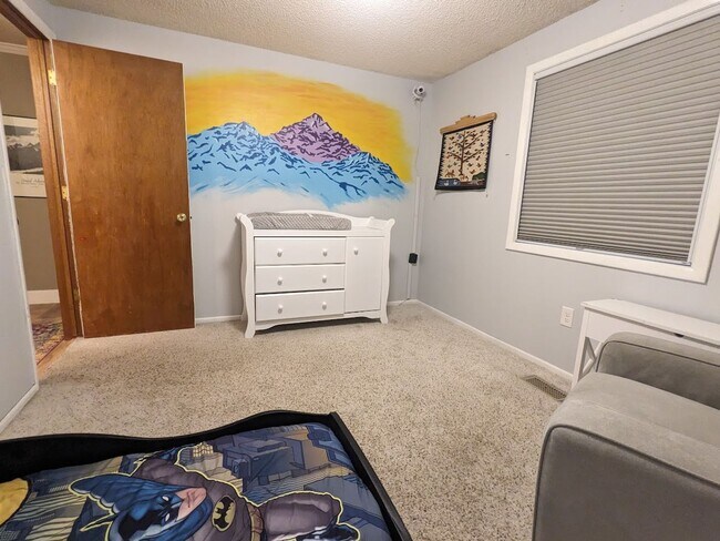 Building Photo - Beautiful open floorplan - 3 Bedroom/ 2 Ba...