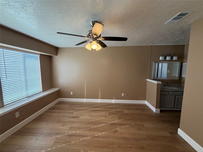 Building Photo - 17219 Foxfield Dr