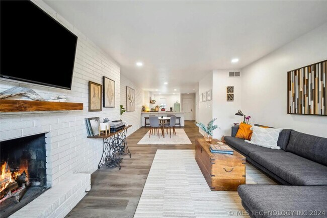 Building Photo - 1107 E 45th Pl