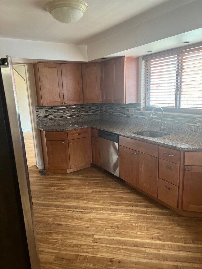 Building Photo - 2206 Sarah St