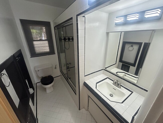 Building Photo - Charming 1951 Tujunga Home – Hillside Hide...