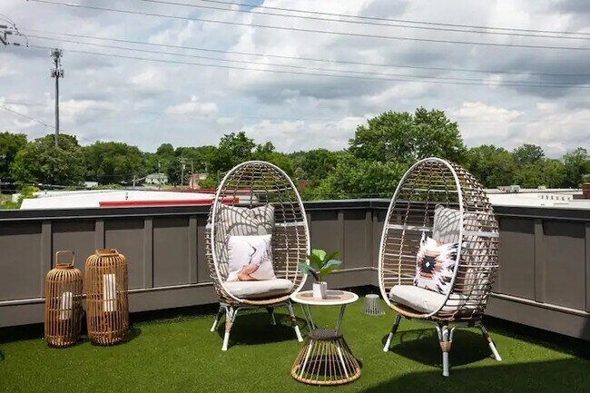 Building Photo - 738 Douglas Ave